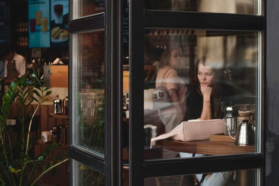 lifestyle-cafe-woman