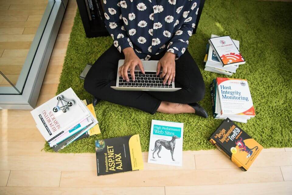 lifestyle-workspace-reading